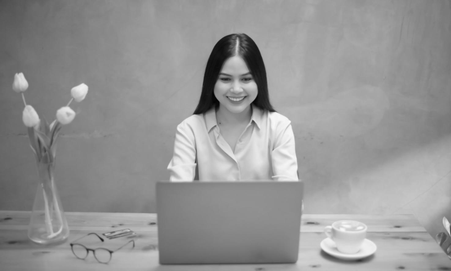 Équipe en formation financière travaillant ensemble